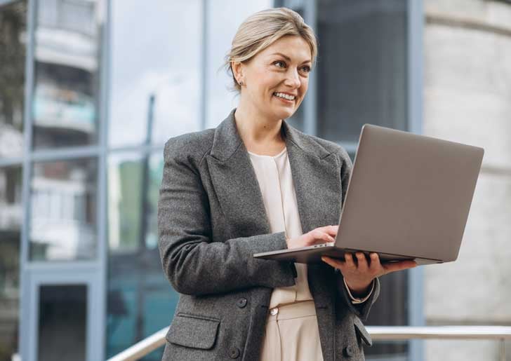 Insurance Agent Utilizing Her FMO's Back-Office Support